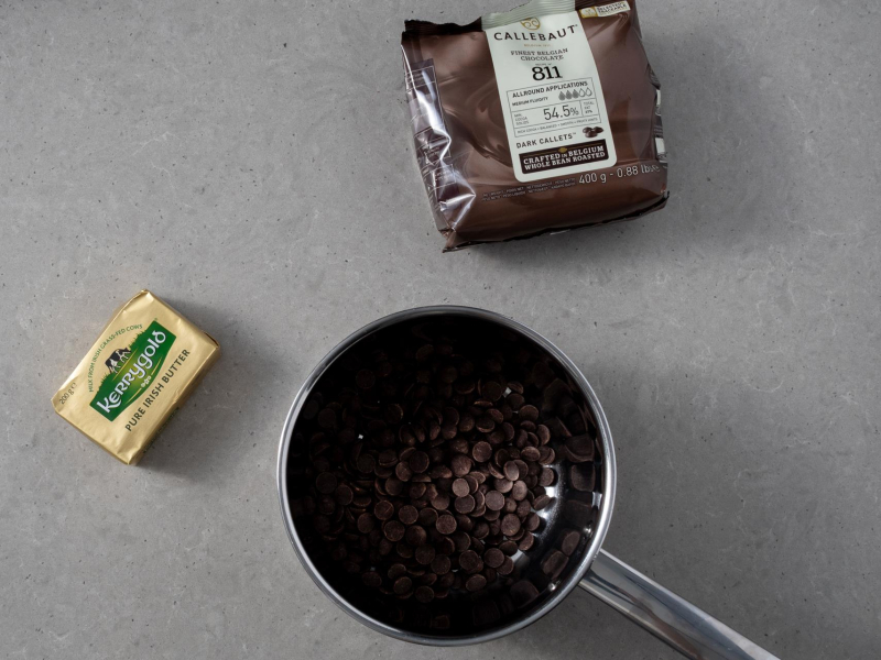 Czekolada w garnku i masło.