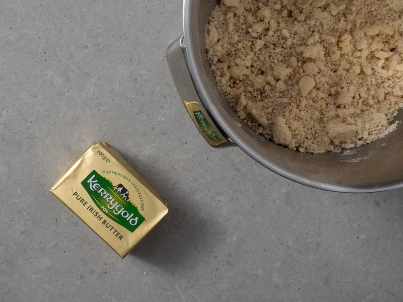 kruszonka w metalowej misie obok masło Kerrygold