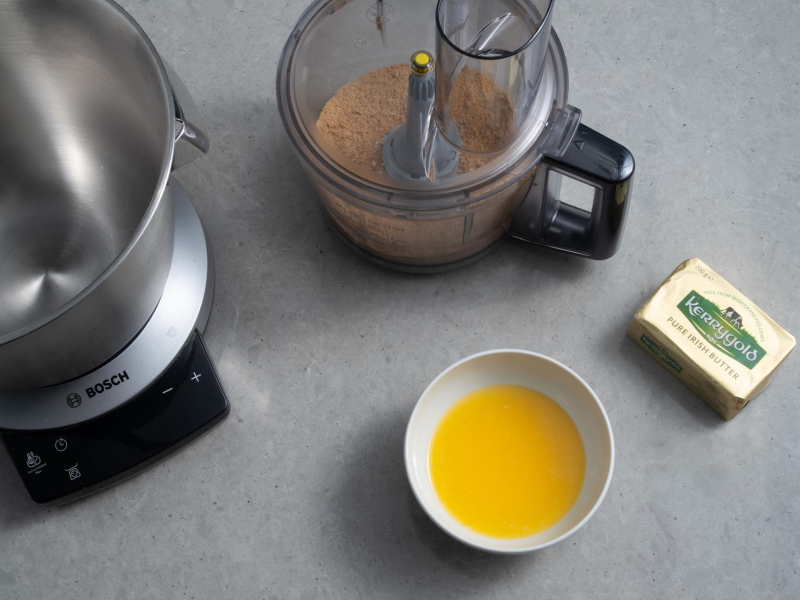 w malakserze pokruszone ciasteczka kakaowe obok masło kerrygold