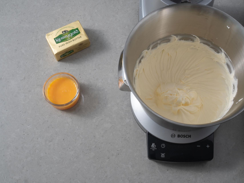 masło utarte z cukrem, żółtka