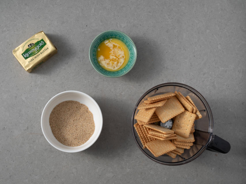 zmielone, prażone migdały i herbatniki, rozpuszczone masło