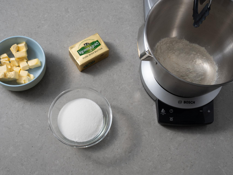 W miseczce składniki na kruszonkę. Obok masło irlandzkie Kerrygold