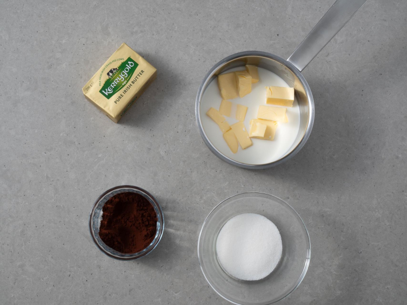 w garnku masa kakaowa na przepis na wafle przekładane obok masło
