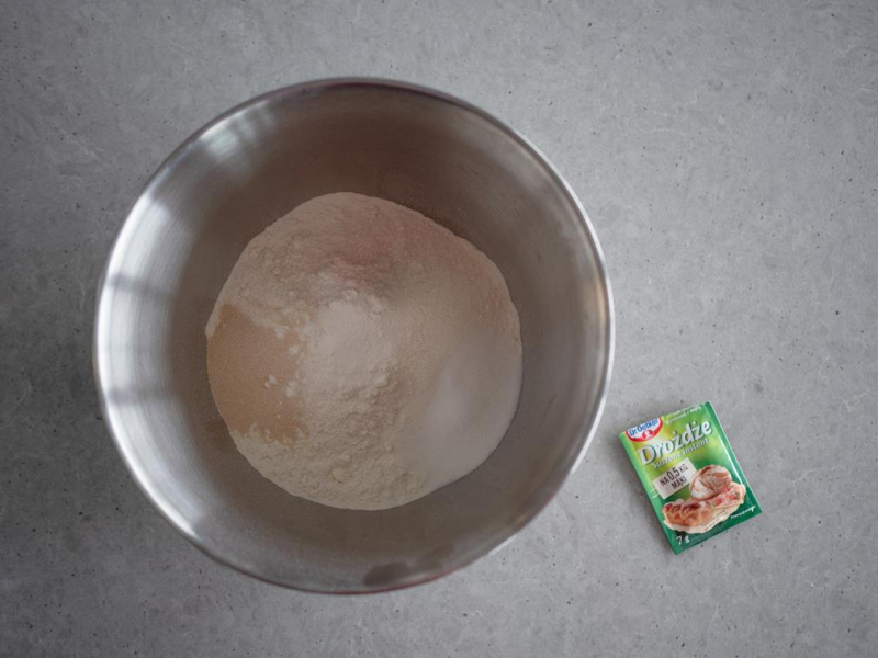 w misce suche składniki na drożdżowe faworki