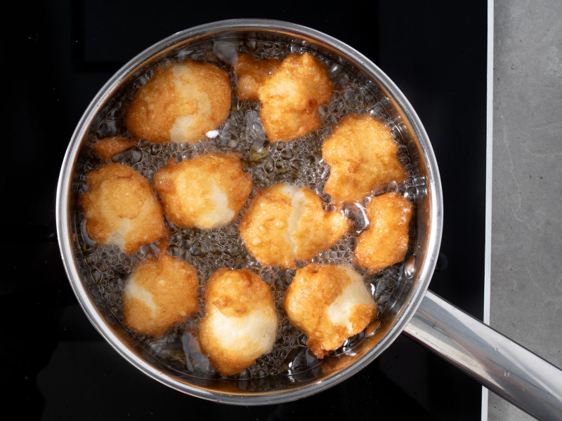 Smażenie mini pączków hiszpańskich.