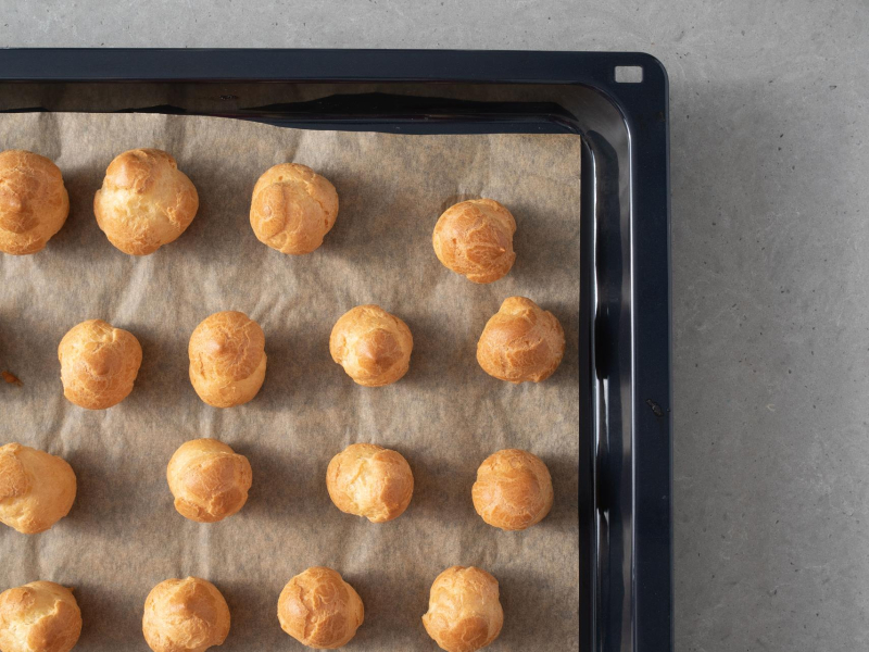 Upieczone profiterole.