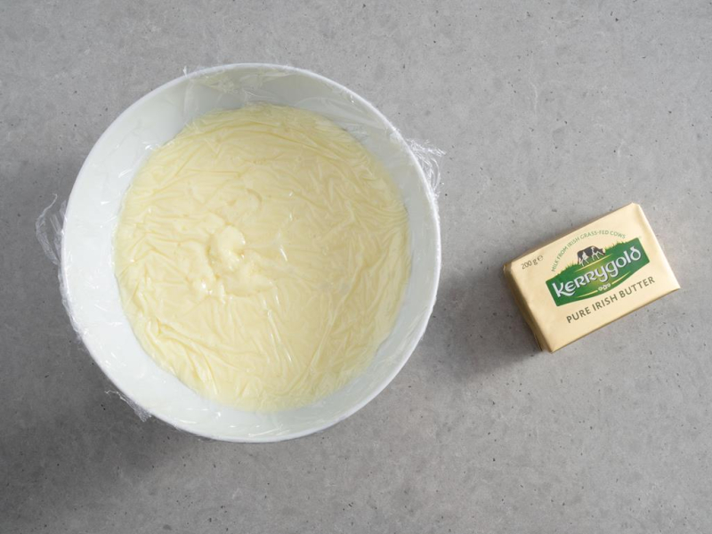 w miseczce ugotowany budyń obok masło Kerrygold
