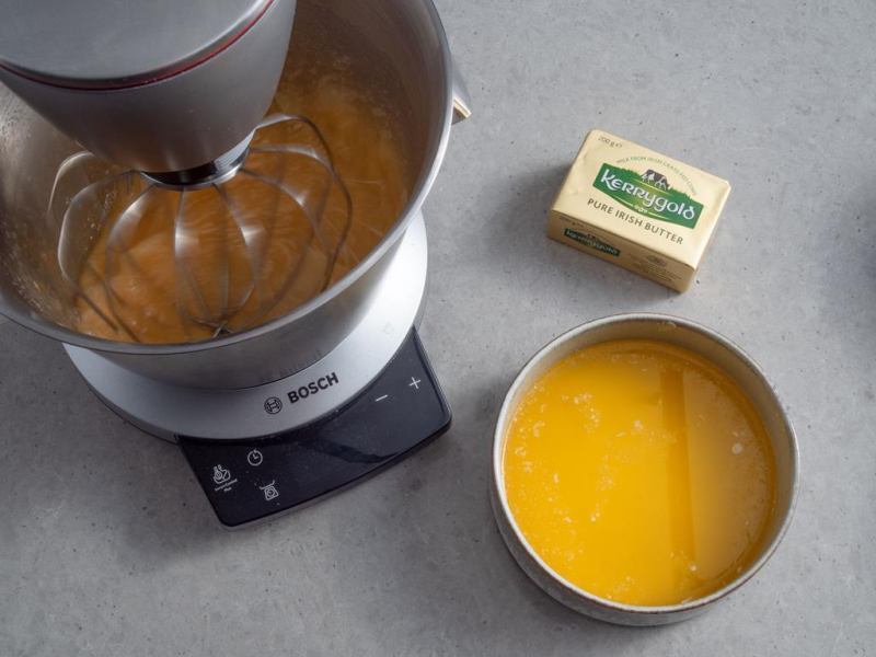 w misie robota kuchennego bosch ubijane jajka, na blacie rozpuszczone masło Kerrygold