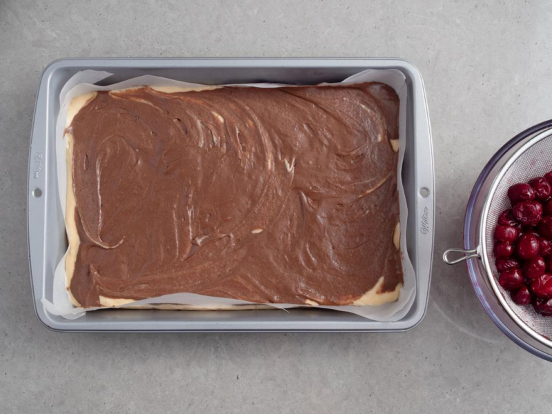 w formie do pieczenia nieupieczone ciasto fale dunaju