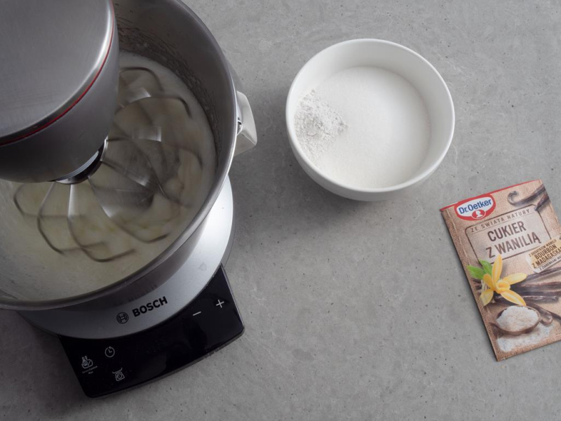 w robocie ubijane białka na pianę do ciasta brzdąc