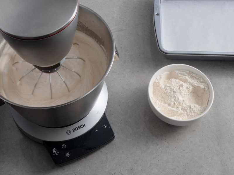 w misie robota miksowana masa na biszkopt do ciasta brzdąc
