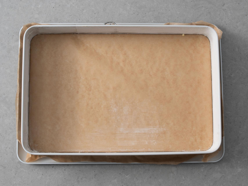 Blacha do pieczenia wyłożona papierem do pieczenia.