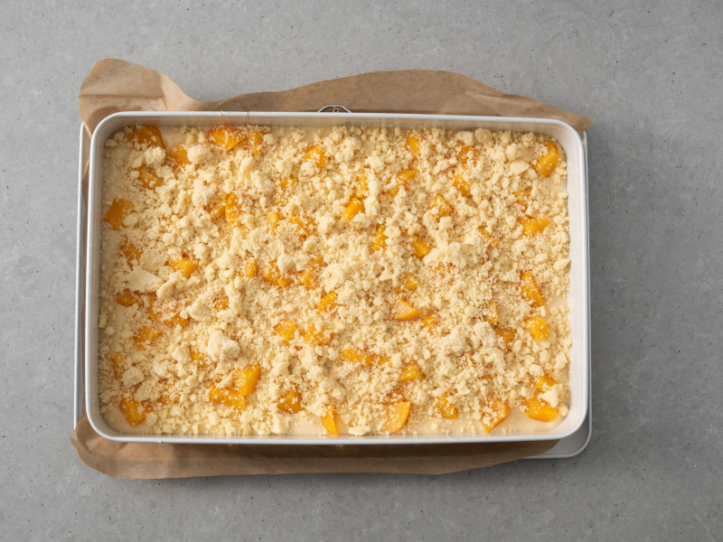 Jogurtowe ciasto w formie przed upieczeniem.