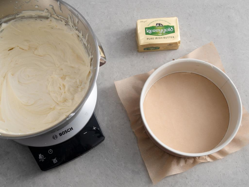 w misie robota masa sernikowa na sernik bez jajek, obok wyłożona papierem tortownica