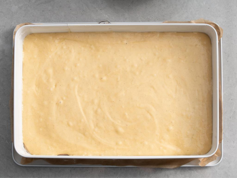 w formie ciasto przed pieczeniem