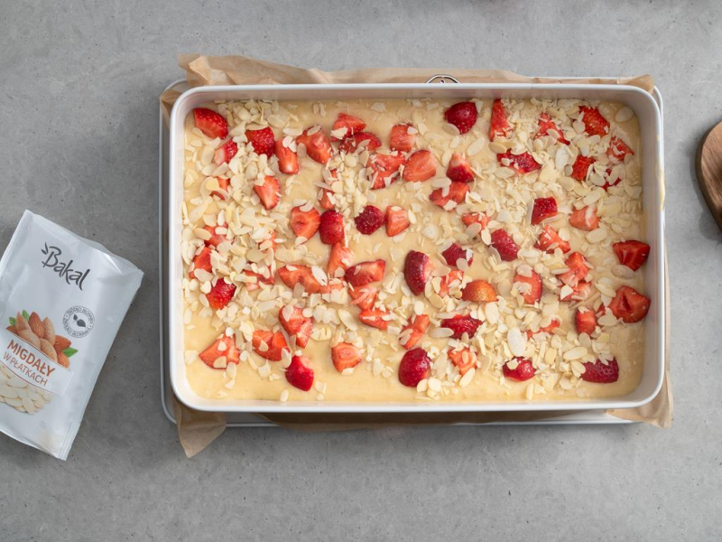 ciasto z truskawkami i płatkami migdałów Bakal przed pieczeniem