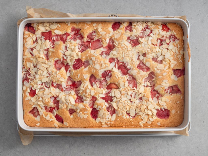 upieczone ciasto z truskawkami