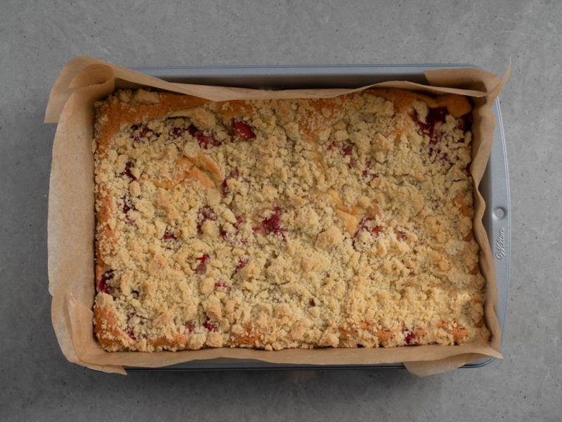 upieczone ciasto z truskawkami i kruszonką