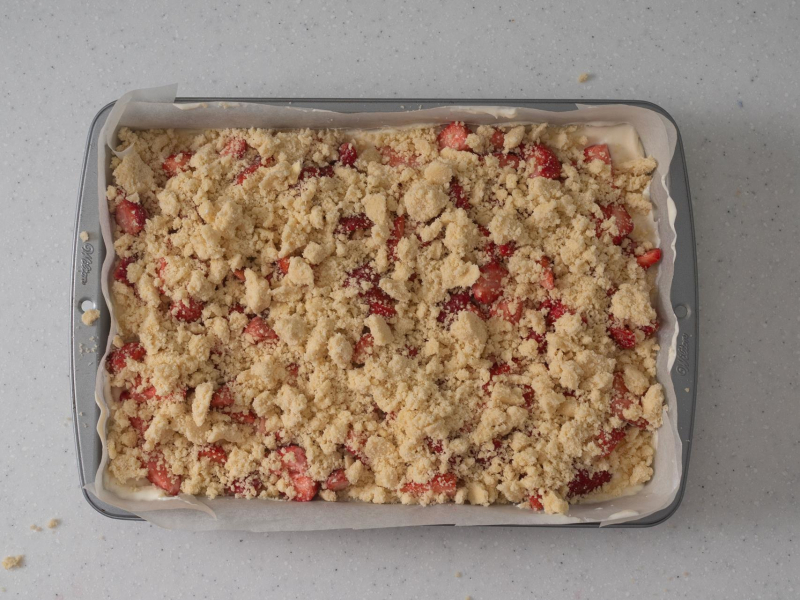 Sernik z truskawkami i kruszonką przed upieczeniem.