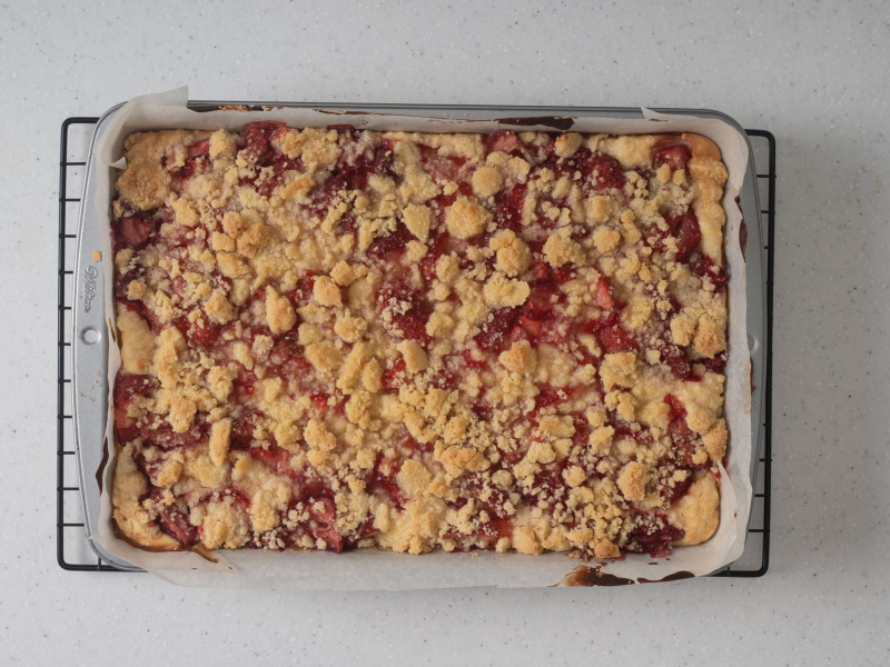 Upieczony sernik z truskawkami i kruszonką.