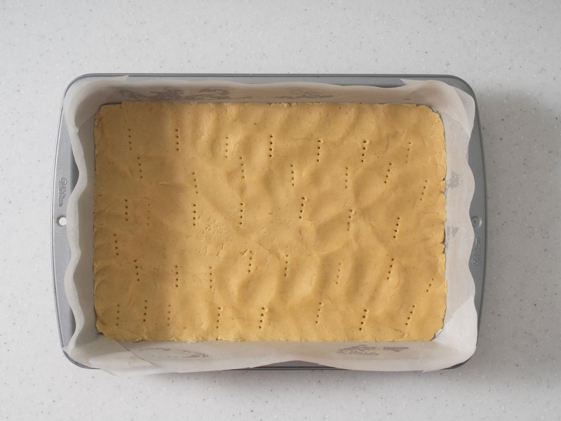 Ciasto kruche wyłożone na spód formy.