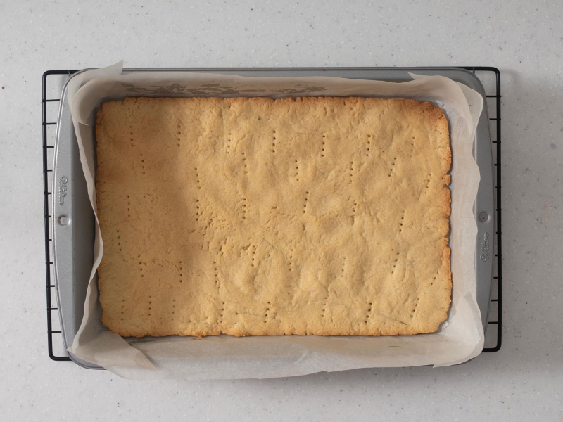 Upieczony spód na sernik z truskawkami.