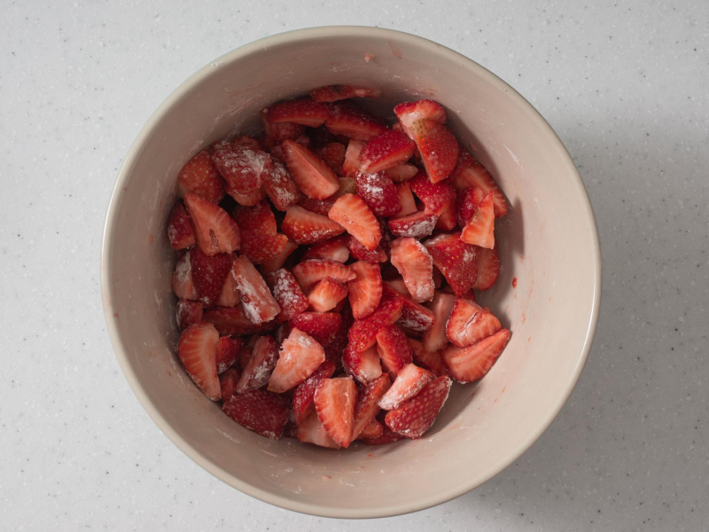 Pokrojone truskawki wymieszane z mąką ziemniaczaną.