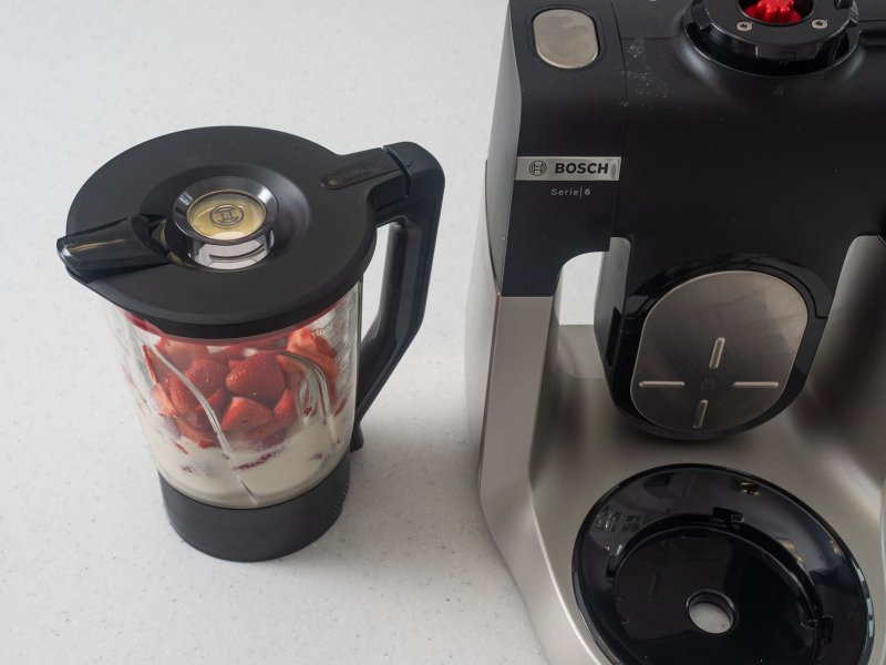 Składniki na shake w malakserze.