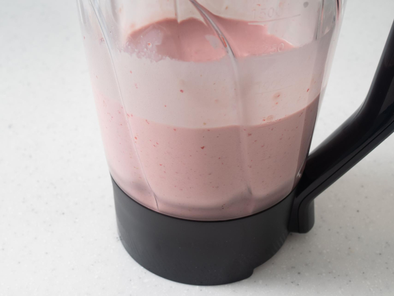 Zblendowany shake truskawkowy.