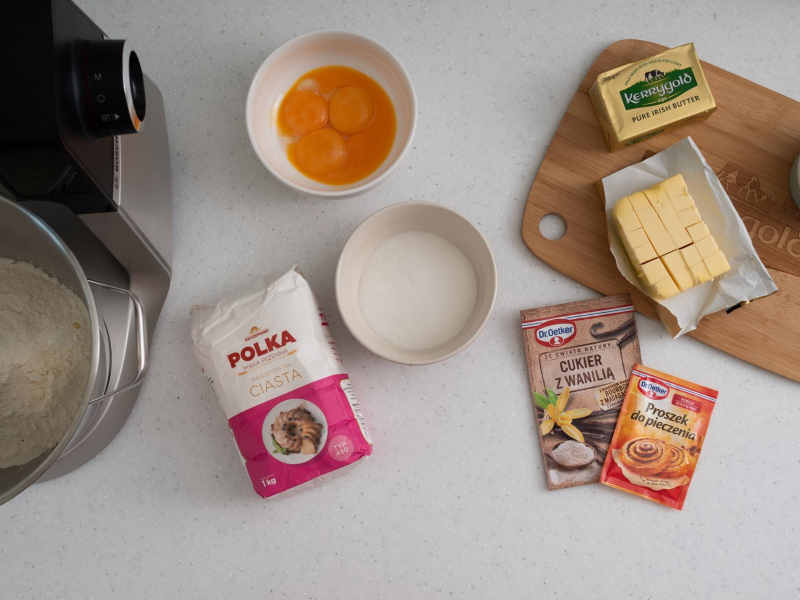 Na blacie kuchennym składniki do przygotowania kruchego spodu do ciasta kruchego z wiśniami.