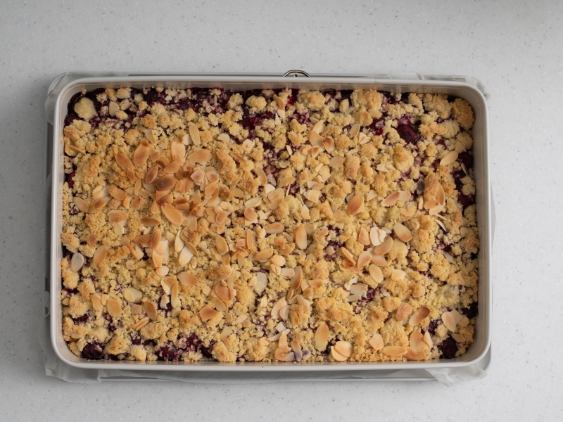 Upieczone ciasto kruche z wiśniami.