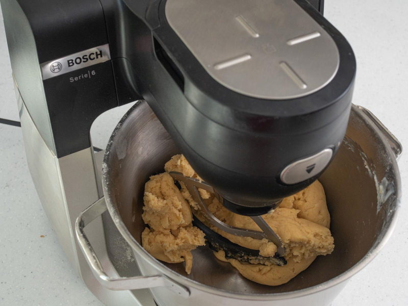 Robot kuchenny wyrabiający ciasto kruche.