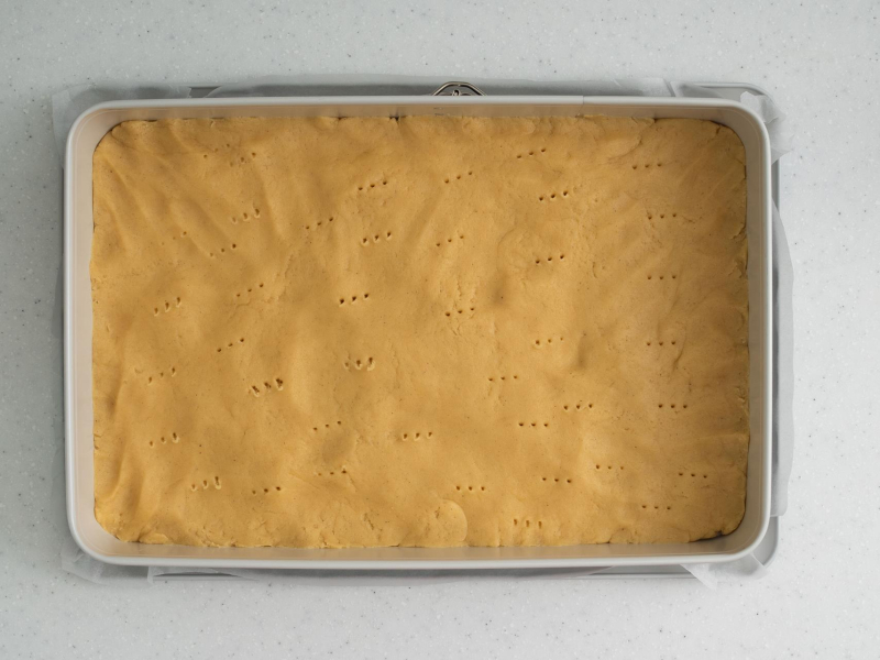 Ciasto kruche wyłożone w formie.