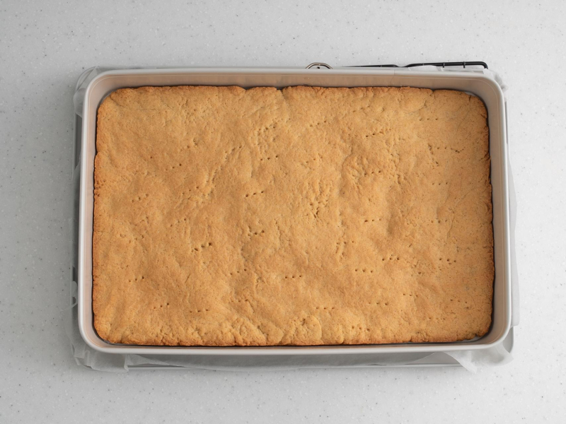 Ciasto kruche po upieczeniu w formie.