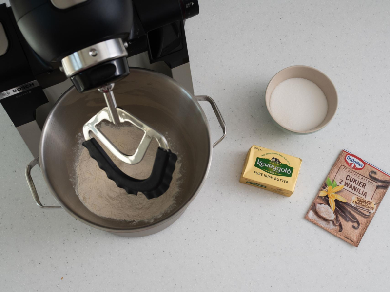 Na blacie składniki na kruszonkę.