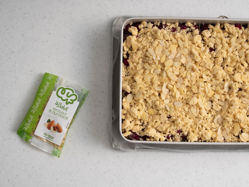 Ciasto kruche z wiśniami przed upieczeniem.