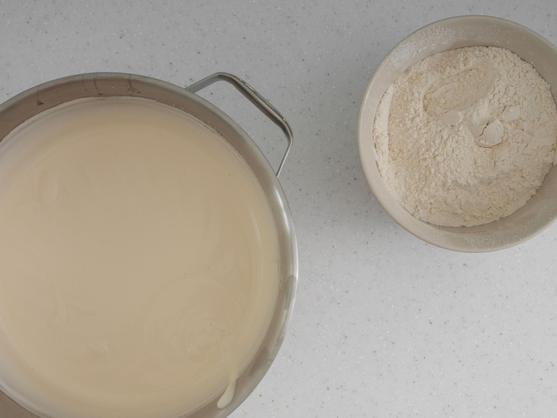 W misie utarte jajka z cukrem i olejem, a obok mąką wymieszana z proszkiem do pieczenia.