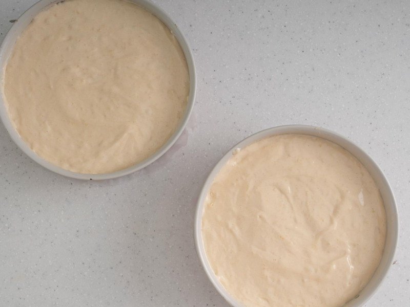 Dwie formy z ciastem na biszkopt.