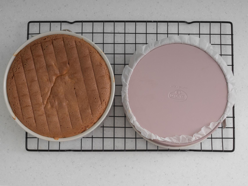 Upieczone biszkopty studzące się na kratce kuchennej.