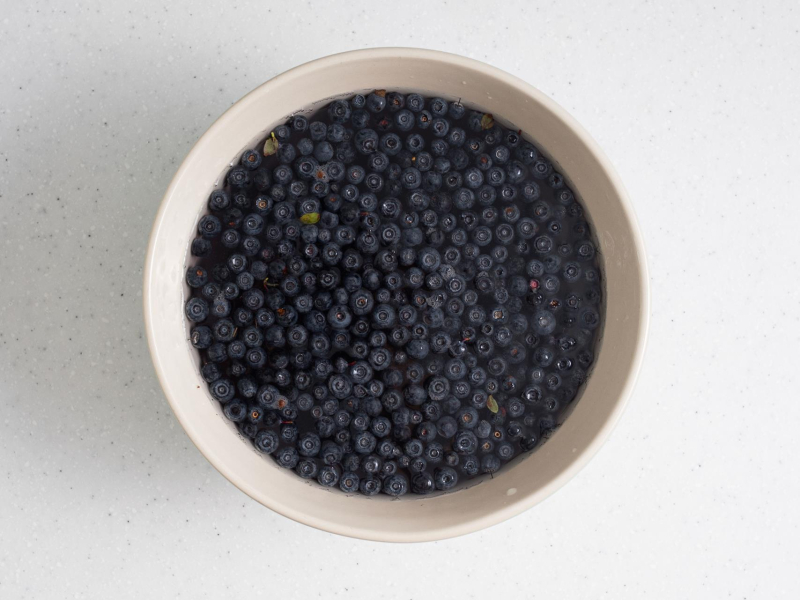 jagody w misce z zimną wodą