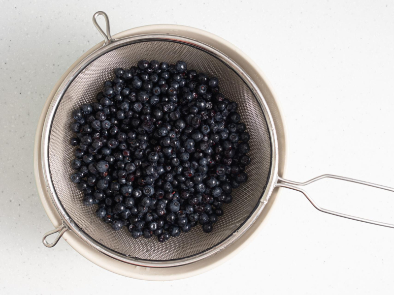 jagody na sitku metalowym