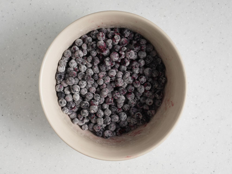 jagody w misce oprószone mąką