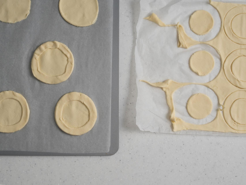 Formowanie kubeczk贸w z ciasta francuskiego.