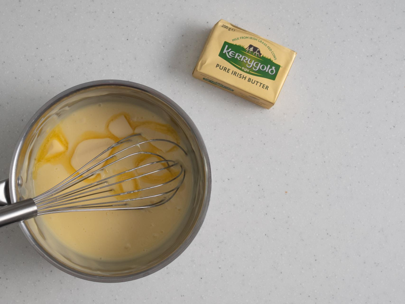 W garnku ugotowany budy艅 i kawa艂ki mas艂a.