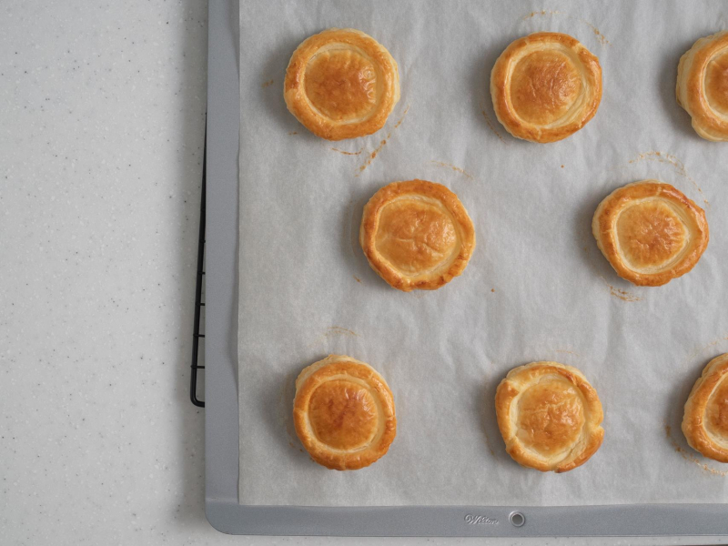 Upieczone ciasto francuskie.