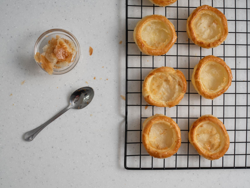 Upieczone kubeczki z ciasta francuskiego.