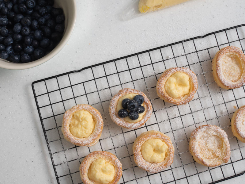 Kubeczki z ciasta francuskiego wype艂nione budyniem i bor贸wkami.