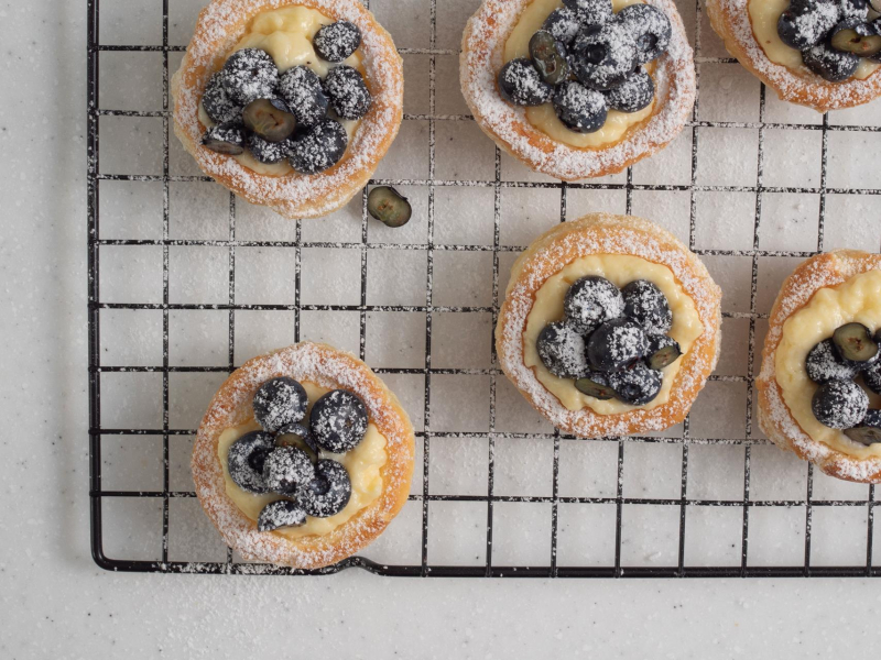 Gotowe ciastka z ciasta francuskiego z bor贸wkami.