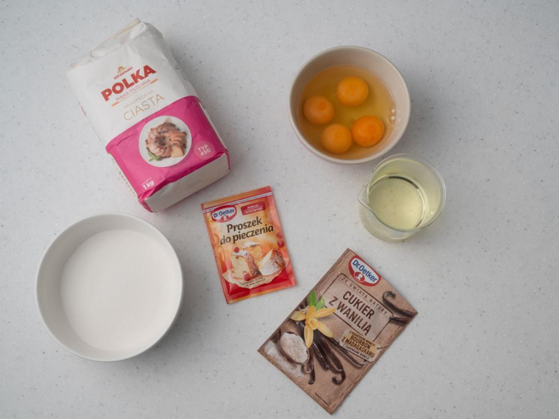 składniki na blacie do ciasta z jagodami