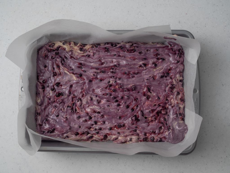 w foremce nieupieczone ciasto z jagodami